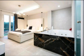 DELUXE ROMANTIC JACUZZI